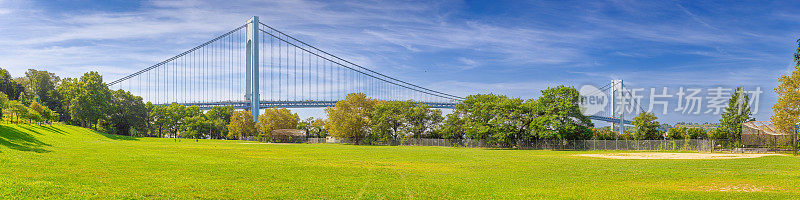 美国纽约市海滨大道公园的verrazano -狭窄的桥与绿草和树。
